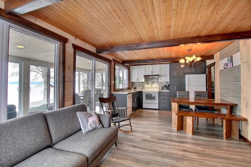 Vauvert Chalet with Hot Tub, on Lake Saint-Jean - Image 1