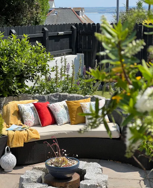 Seaside Home, ParkingX4, garden & walk to beach - Image 1