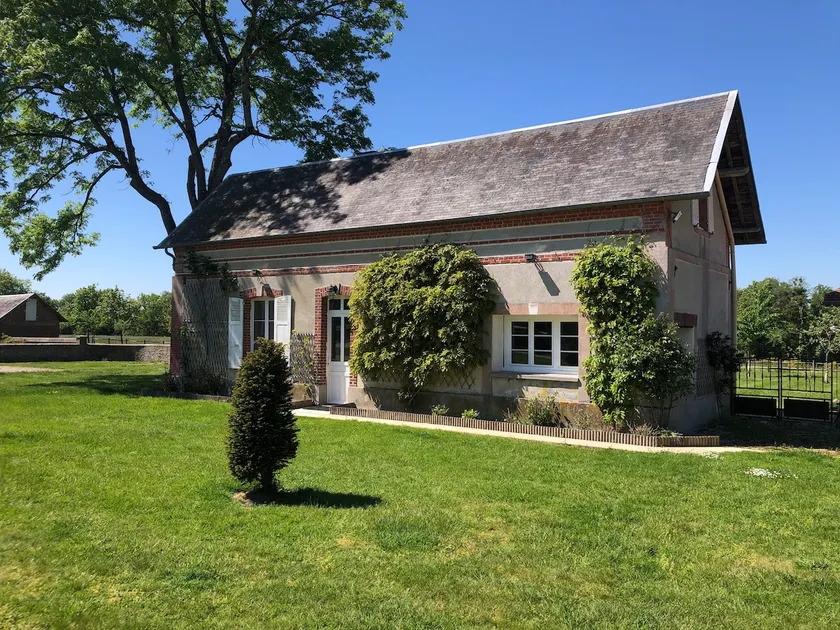 Quiet cottage in private domain with forest - Image 1