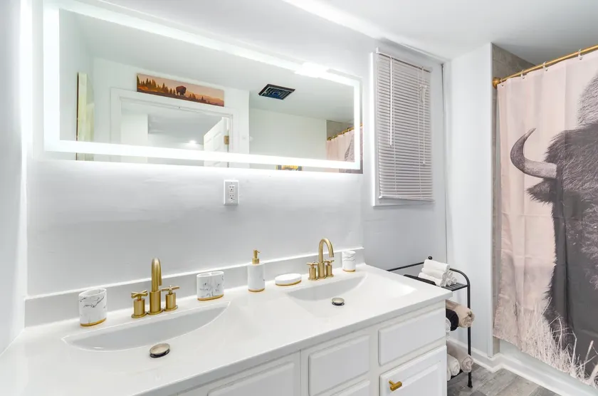 Central Clean City Apartment with Game Console! - Image 1
