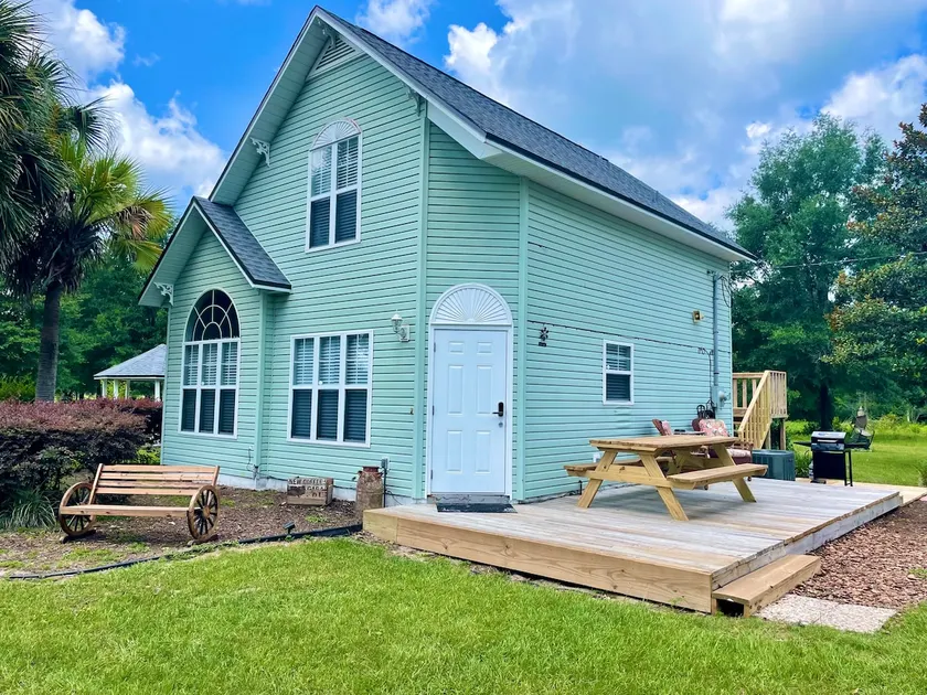 Farmhouse & 17 acres! Room to Roam by River/Parks - Image 1