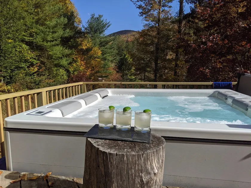 Gorgeous Mountain Views, 4 Acre Retreat, Hot Tub - Image 1