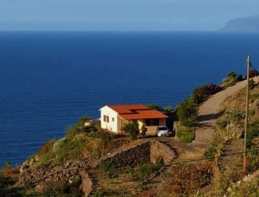 Secluded cottage with great sea views - Image 1