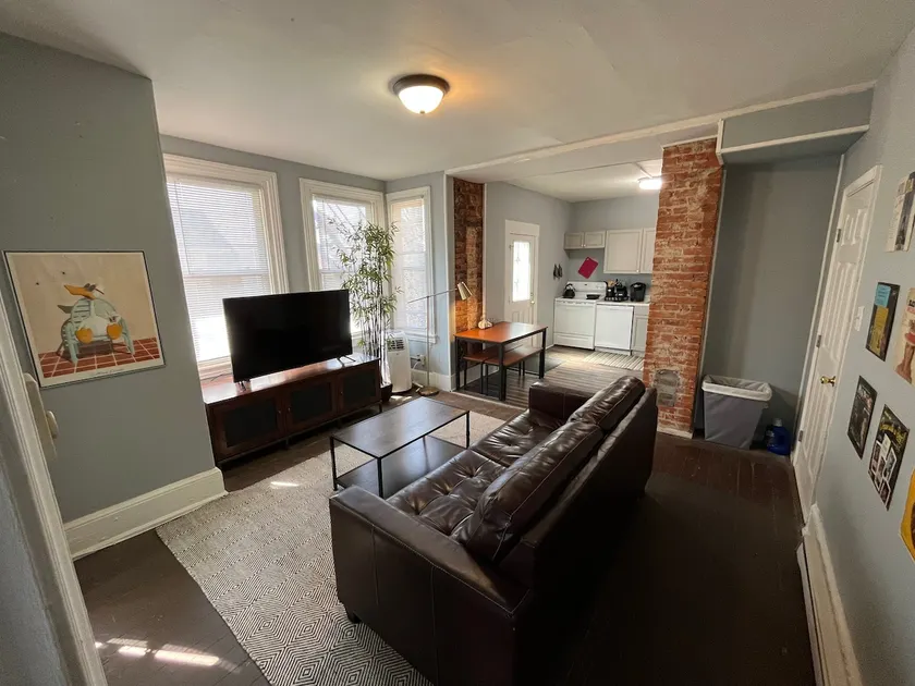 Hip 2 bedroom Apt in the city - Image 1