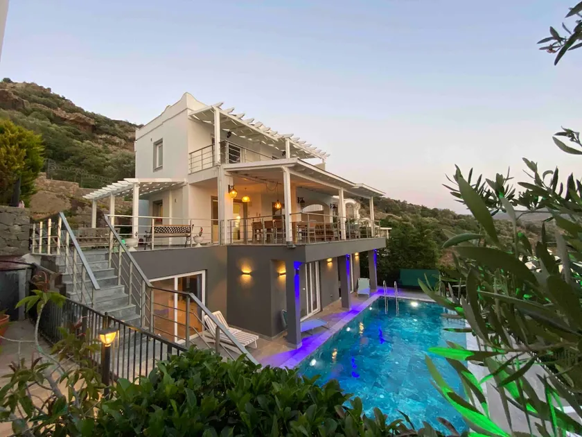 Spacious Triplex Villa | Private Pool & Sea View - Image 1
