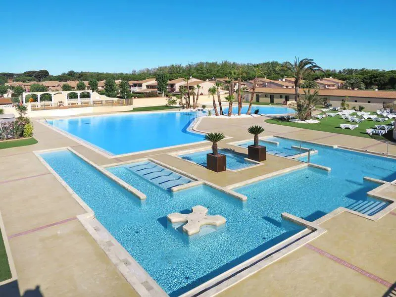 Family home with hot tub - Image 1
