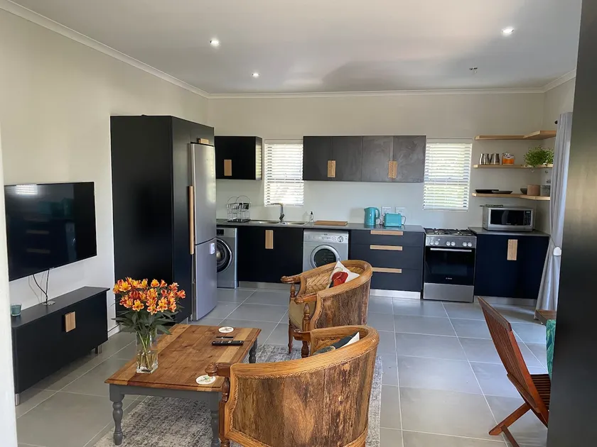 Modern 1 bedroom spacious flat in Durbanville - Image 1