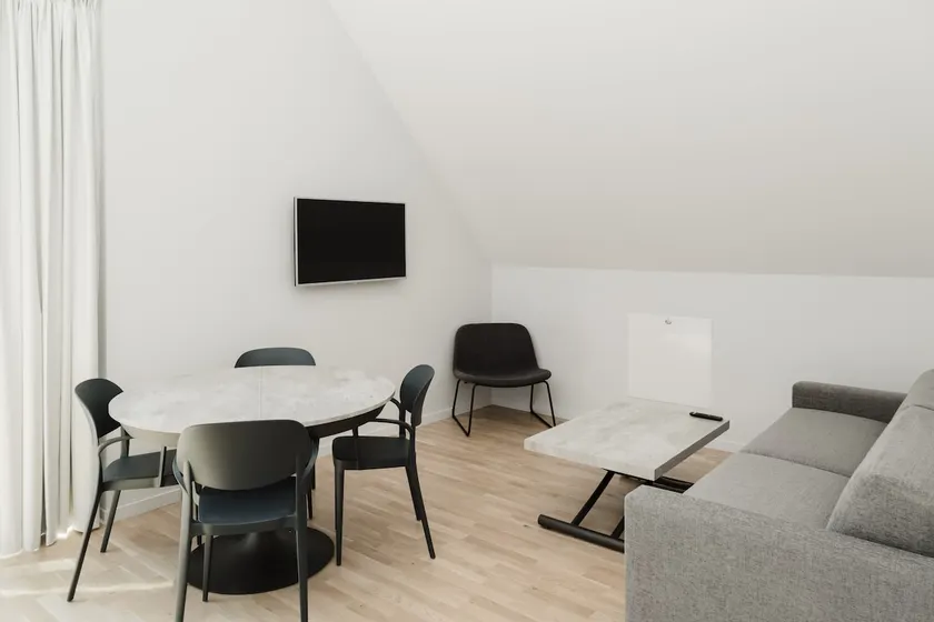 Modern loft w/ free parking & fast wifi - Image 1