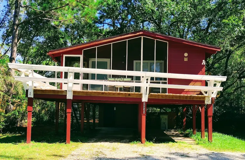 Laura's Loft Near Beaches - Image 1