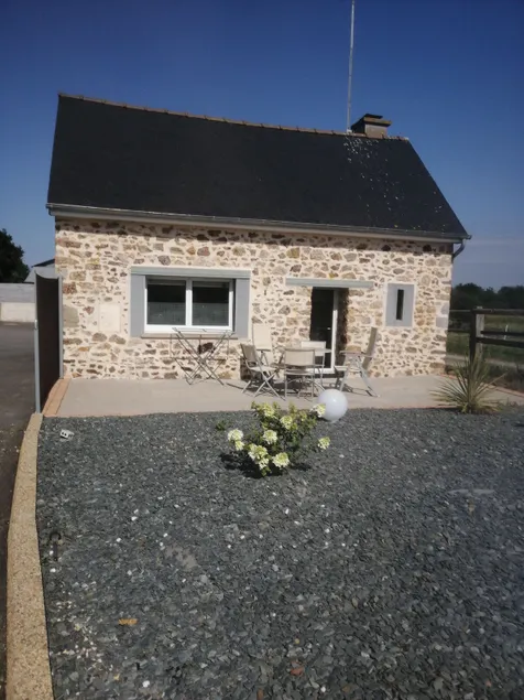 Quiet cottage amidst horses - Image 1