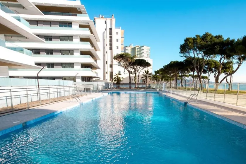 Beautiful apartment in residence feet in water - Image 1
