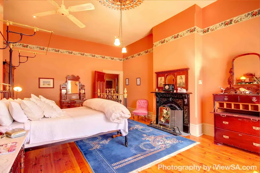 George Lowe Esquire Apartment - Buxton Manor - Image 1