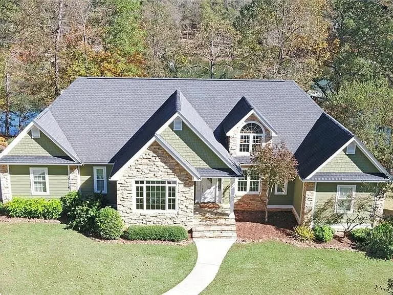 Lake Hartwell lakefront living on over an acre - Image 1