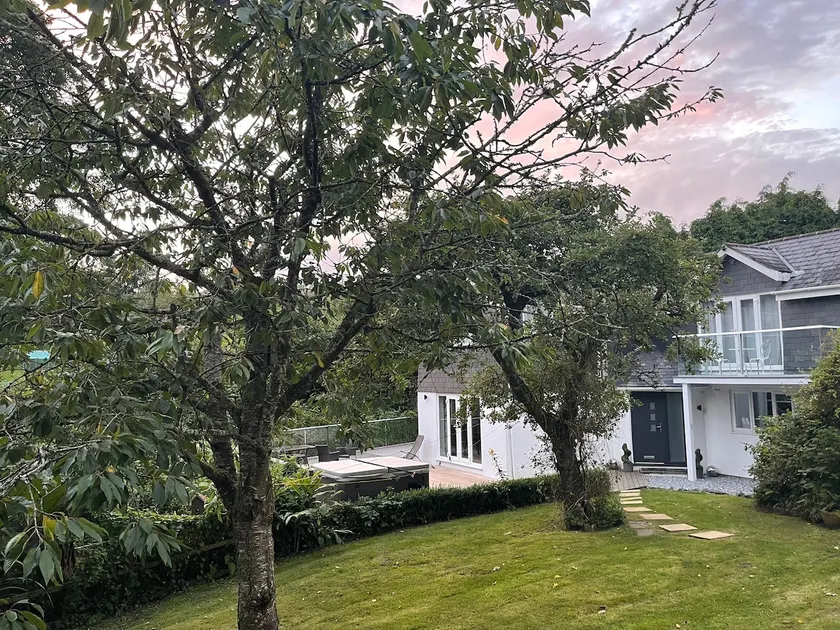 Beautiful House Cornwall with hot tub & acre of garden - Image 1