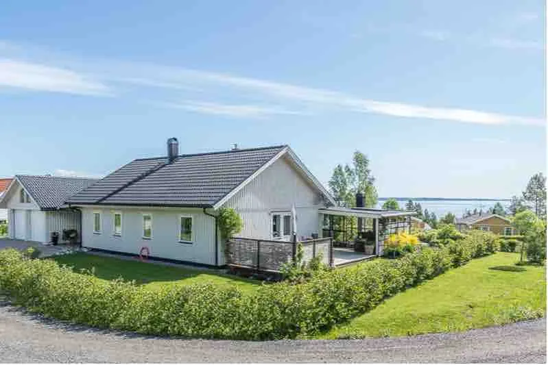 Villa with ocean view by sandy beach - Image 1