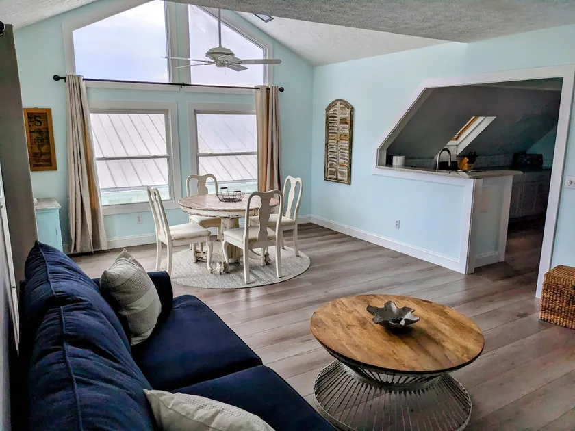 Top Floor Beach Nest, a minute walk to the beach - Image 1