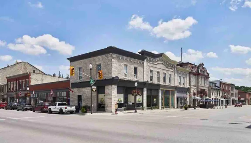 Downtown Views, Two Bedroom Condo with Kitchen - Image 1