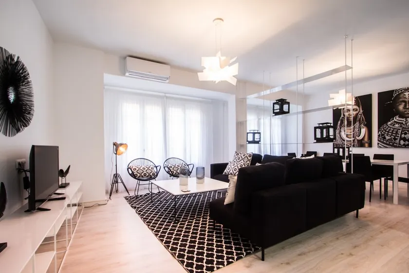 Valencia Luxury - Classic Boutique Center - Image 1