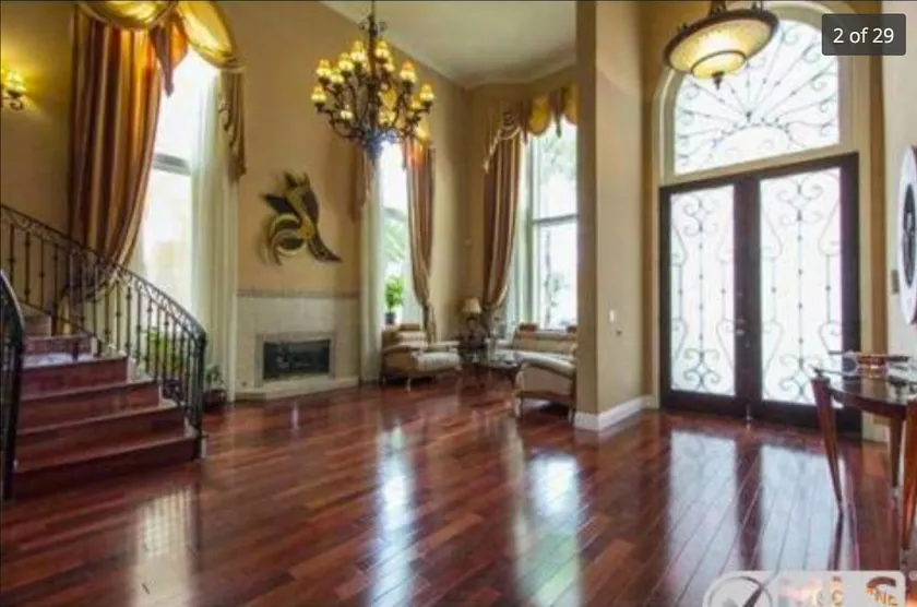 Beautiful spacious home/salt water pool in Encino. - Image 1