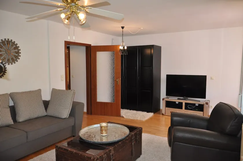Big apartment with private garden - Image 1