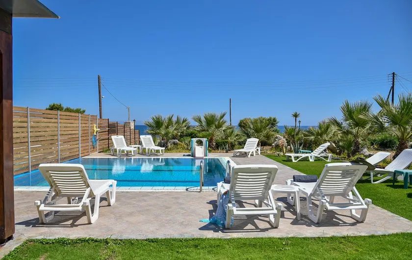 Mariza's Beachfront Apartment with Swimming Pool - Image 1