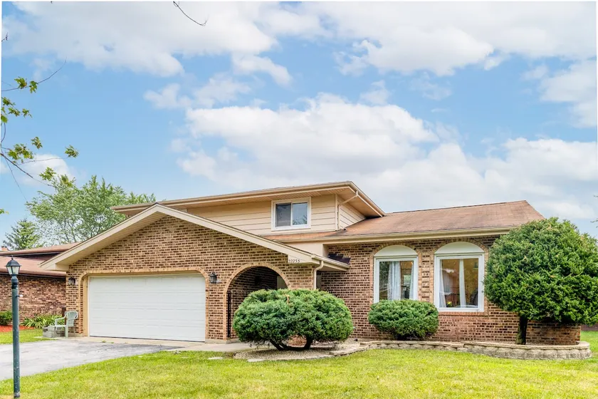 Newly Remodeled Spacious home, fenced yard for dog - Image 1