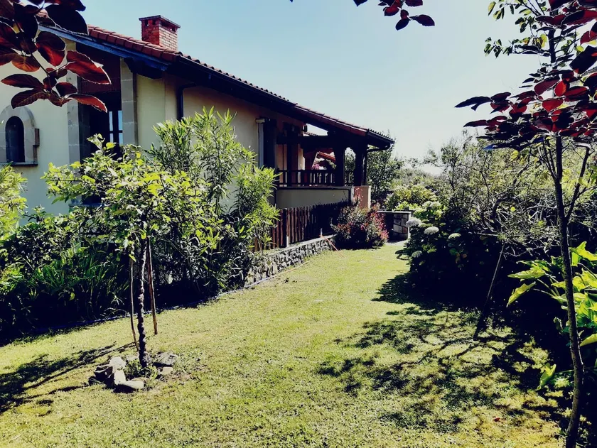 Apartment on the 1st floor with a private garden. - Image 1