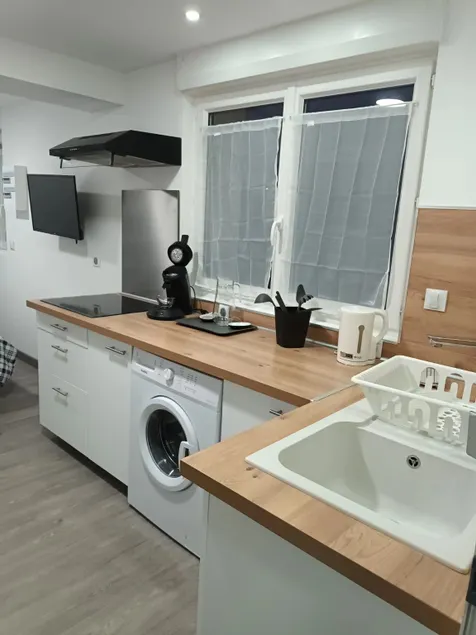 Apartment 2 minutes from train station with free private parking - Image 1