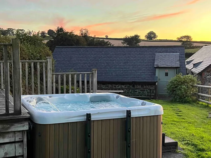 Country cottage with private garden & hot tub - Image 1