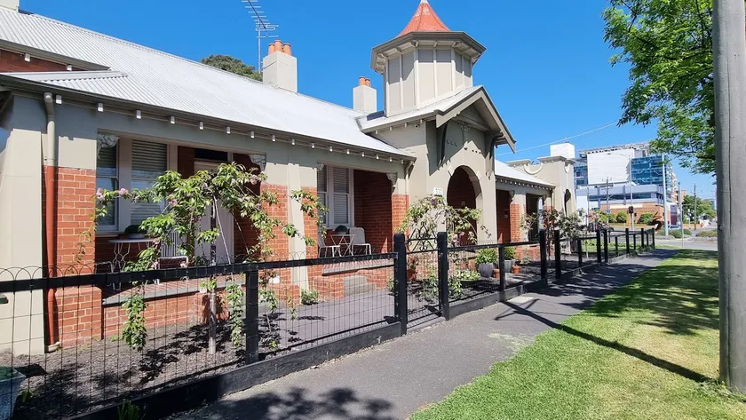 Heritage Studio On Ryrie Opp Geelong Hospitals CBD - Image 1
