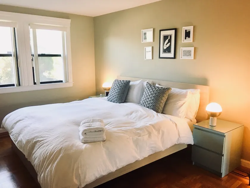 Modern Sunset Suite (+King bed) by GG Park - Image 1