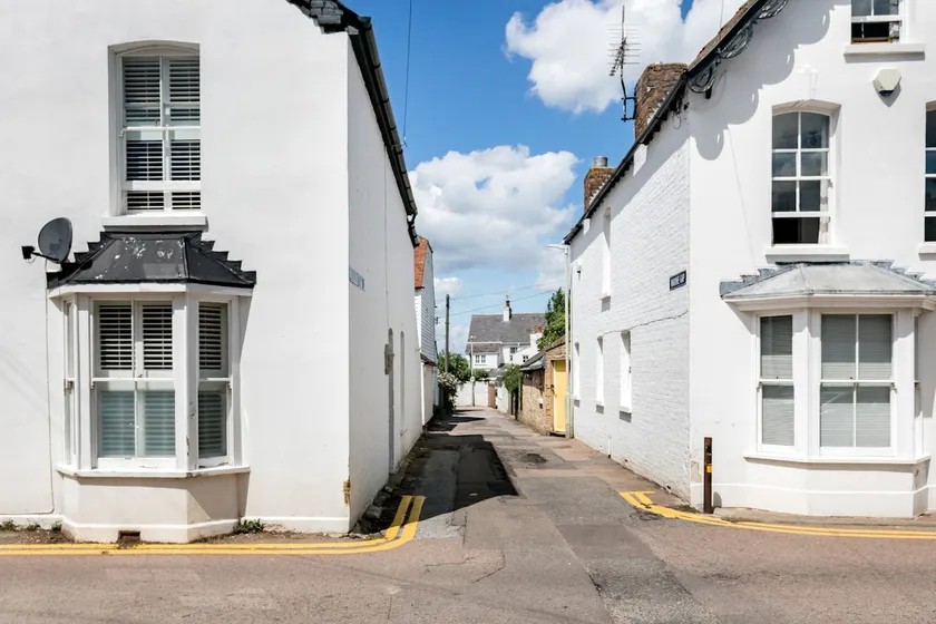 Cosy Fisherman’s Cottage, minutes from High Street, Harbour & Beach - Image 1