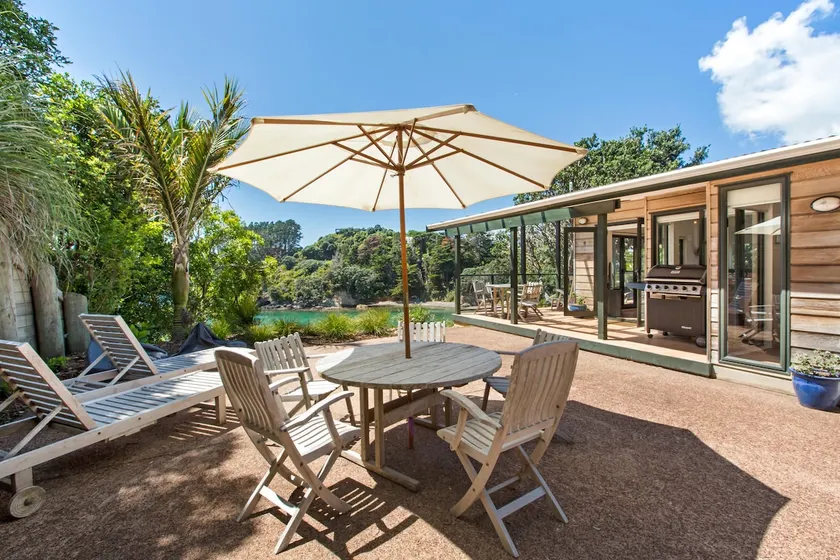Beachfront Enclosure Bay - Waiheke Unlimited - Image 1