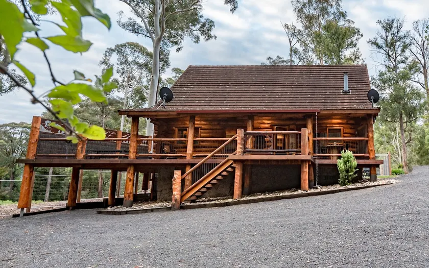 Amaruq Log Cabin - August dates available! - Image 1