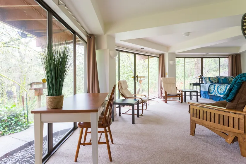 Bright, Unique Apartment in Heart of Wine Country - Image 1