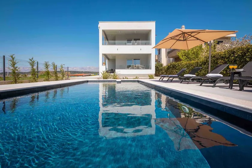 Villa Mellon-majestic sea view & large heated pool - Image 1