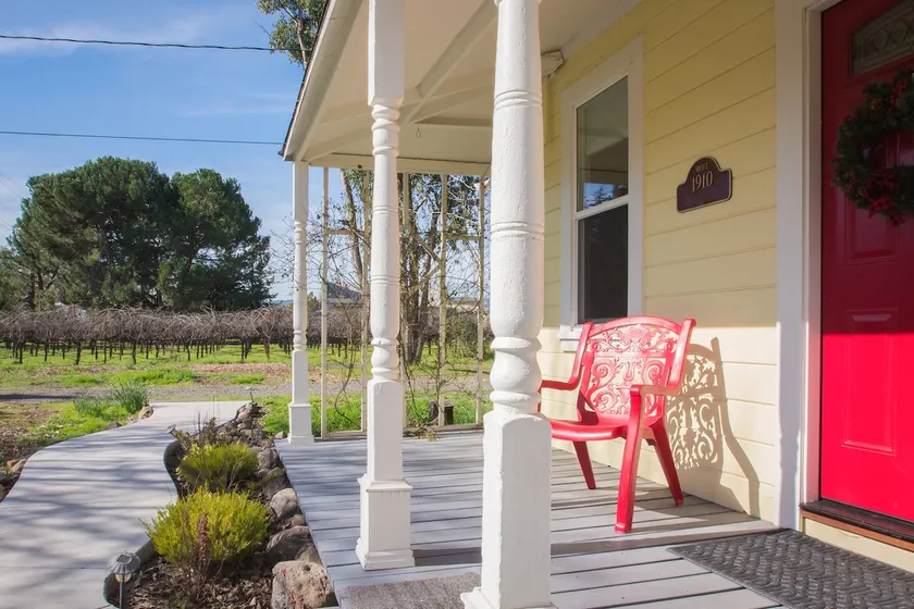 Vineyard Villa Cottage - Image 1