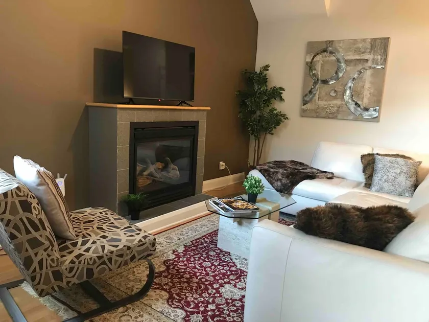 Lovely 2BDRM Apartment Ideal Location Free Parking - Image 1