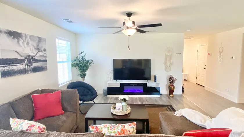 Deluxe Spacious Home near Sequoia Park - Image 1