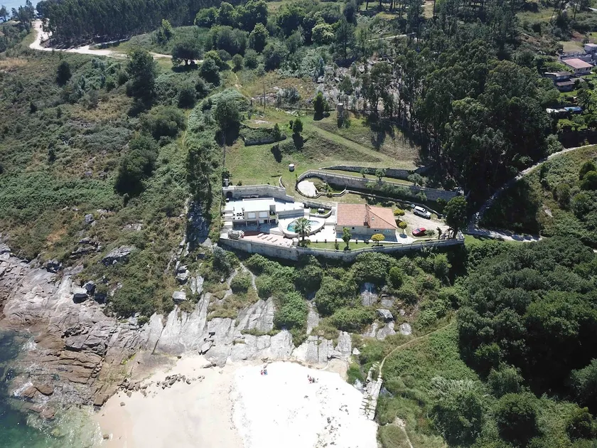 Limens Beach House - Image 1