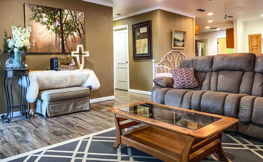 ★Clean&Comfy★3BR/2BA Home★EZ access to Loop289/I27 - Image 1