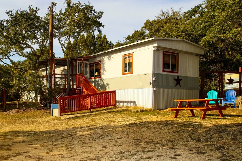 ”Treehouse” at Six Acres in Canyon Lake - Image 1