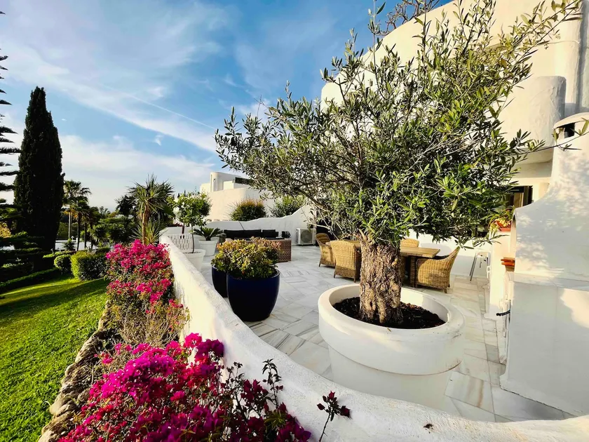 Superb Townhouse in Golden Mile - Image 1