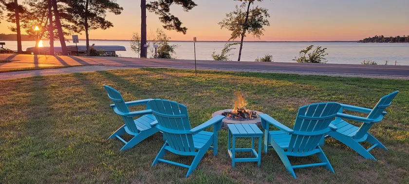 Lakefront 3-bedroom cottage with private dock & amazing sunset view - Image 1