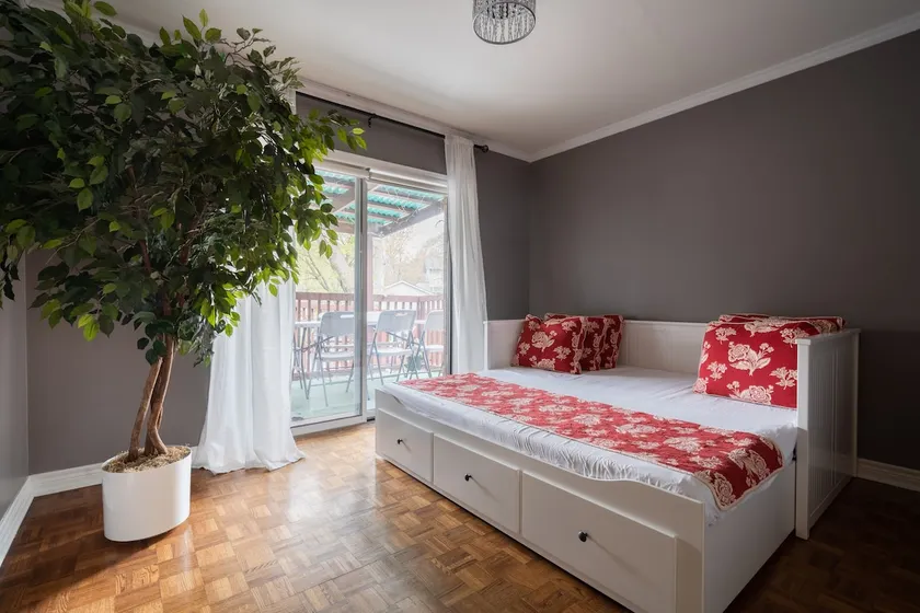 Spacious Bright Home In Woodbridge - Image 1