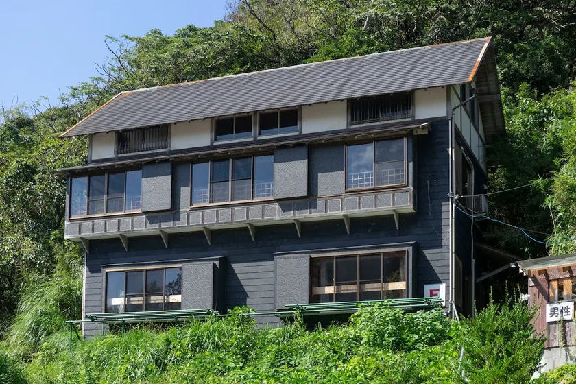 Spacious 5 Bedroom Home with sea view - Image 1
