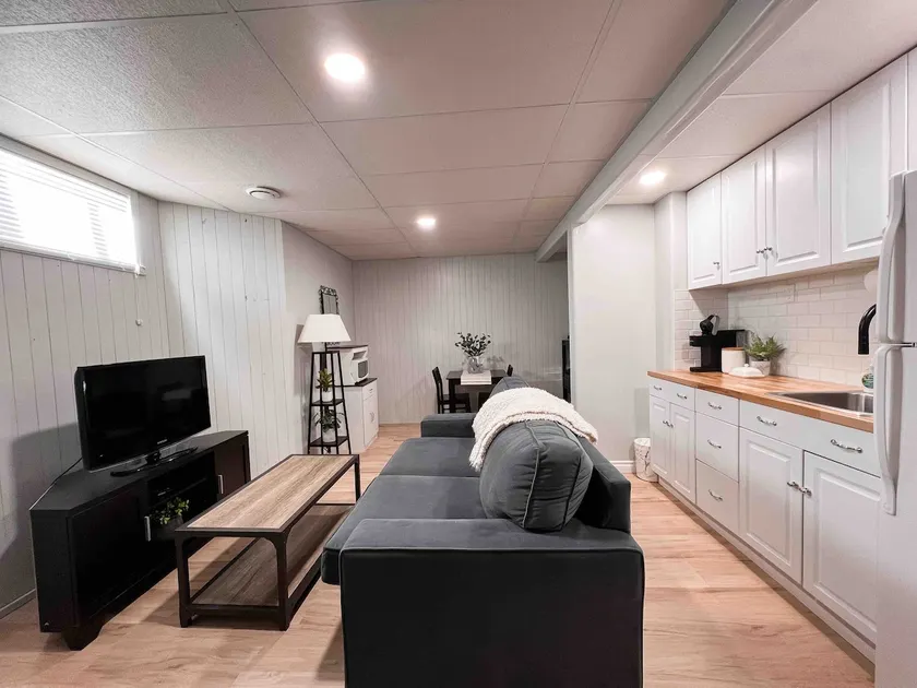 Cozy 1 Bed 1 Bath Suite w/ Kitchenette - Image 1