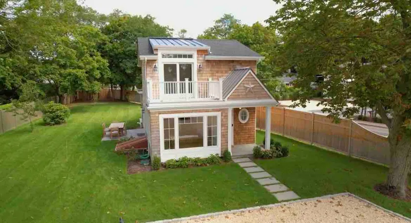 Walk to the Village! Charming modern beachhouse - Image 1