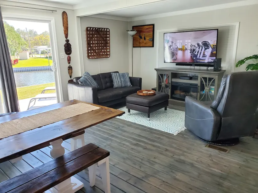 3 Bed, 2 Bath, Waterfront, Dock, Large Driveway - Image 1