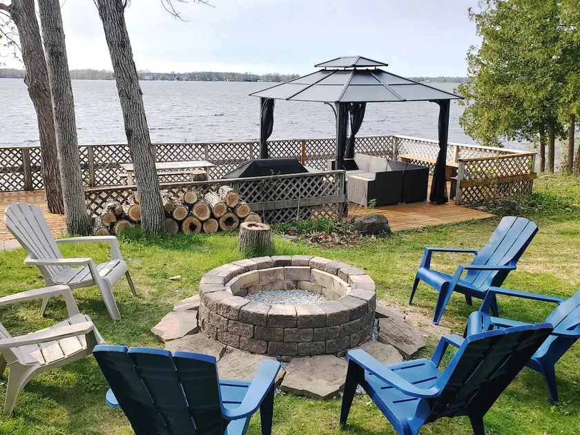 3 Bedroom Waterfront Cottage Kawartha Lakes - Image 1